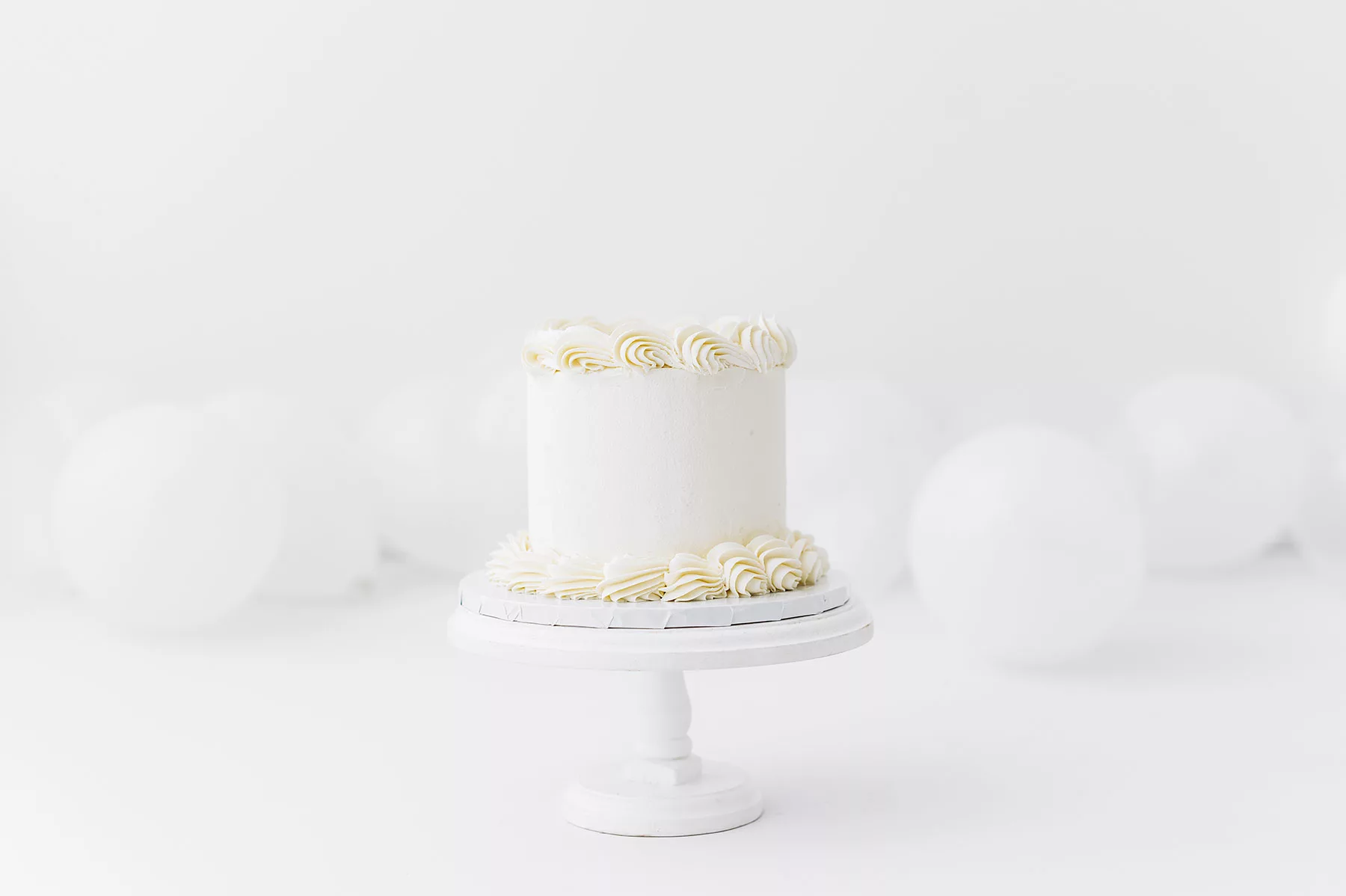 Cake smash photoshoot Kent- white buttercream icing cake
